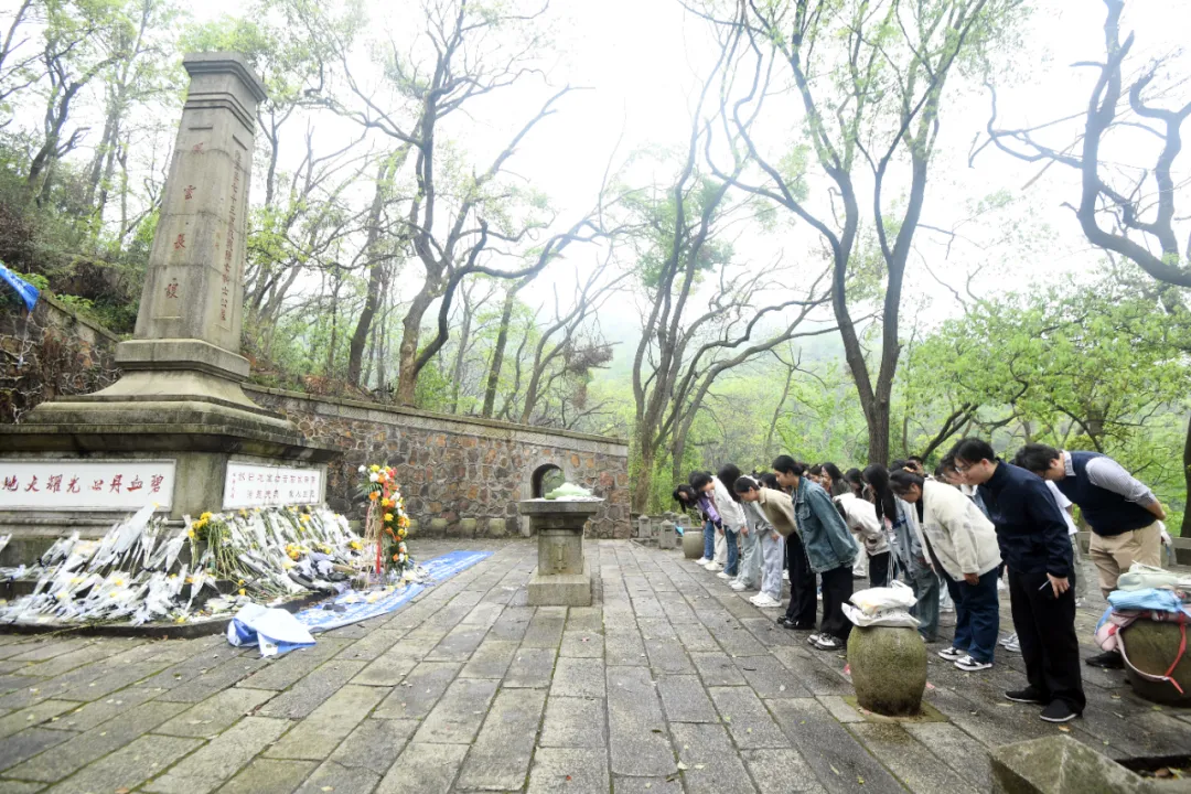 长沙岳麓山，湖南师范大学师生在向抗战烈士致敬。