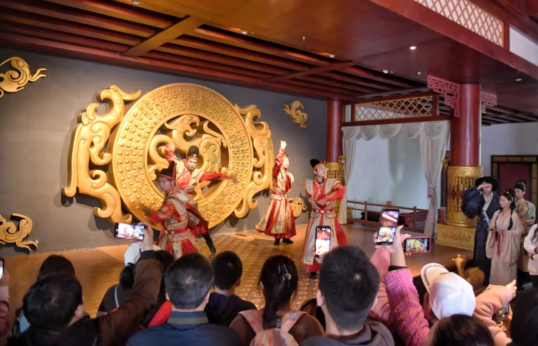 长沙方特东方神画开展“楚风踏歌行”活动，游客正在《屈原》主题景区欣赏文艺节目表演。